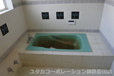 【浴室】 | 緑ケ岡4丁目32-327，329売家 | 窓付きの明るい浴室！1日の疲れを取る大事な場所ですね♪