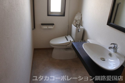 【トイレ】 | 緑ケ岡4丁目32-327，329売家 | トイレも広々！窓付き、洗面台付き♪居心地の良い空間です☆