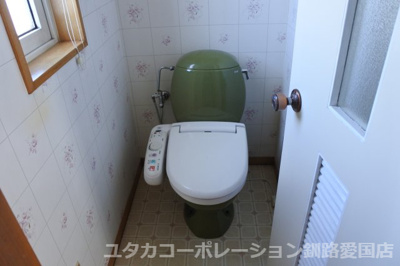 【トイレ】 | 緑ケ岡4丁目32-327，329売家 | ２階にもトイレがあるので、朝の忙しい時間もトイレ順番は大丈夫