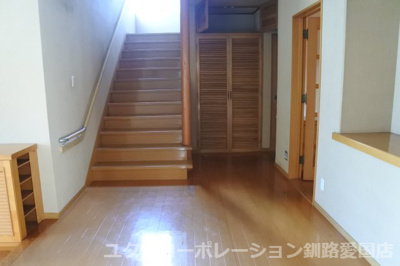 【玄関】 | 緑ケ岡4丁目32-327，329売家 | 玄関ホールもゆとりの空間です！飾り棚を綺麗に飾るのも素敵です