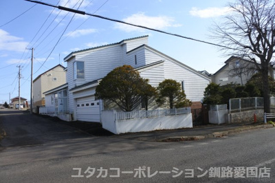 【外観】 | 【商談中】緑ケ岡4丁目32-327，329売家 | 駐車場は車庫で2台駐車可能♪悪天候時はありがたいですね☆
