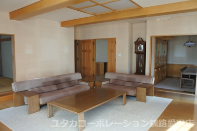 【居間・リビング】 | 緑ケ岡4丁目32-327，329売家