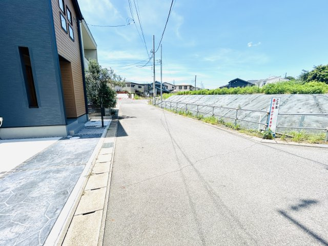 グラファーレ四街道市鹿渡４期の前面道路含む現地写真