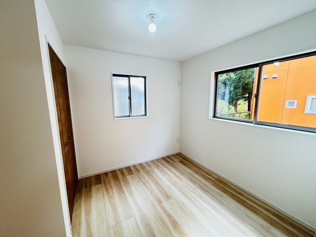新築　高崎市矢中町　2号棟の洋室|現地写真　リビング隣の洋室はお子様の遊び部屋としてもちょうどいいですね♪
