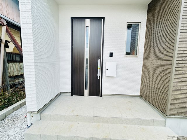 新築　高崎市矢中町　2号棟の玄関|現地写真　ポストと一体型のTVモニターホンでセキュリティ安心！
