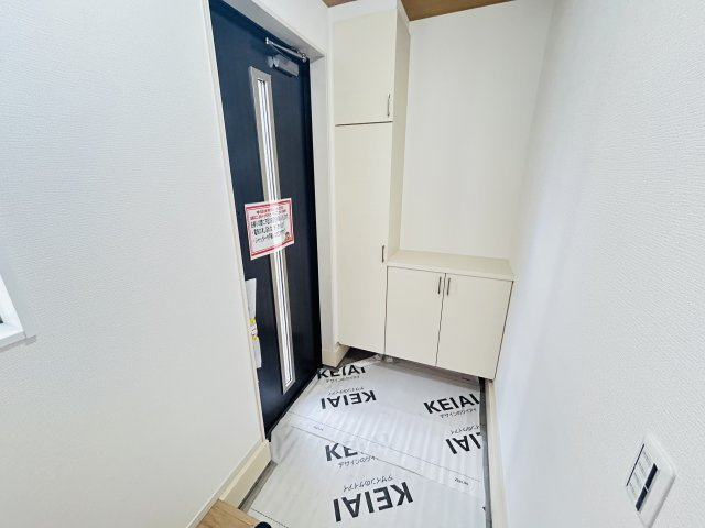 新築　高崎市矢中町　2号棟の玄関|現地写真　約３０足収納できる下駄箱は中で段の高さを調節できるのでブーツ等もきっちりしまえます！
