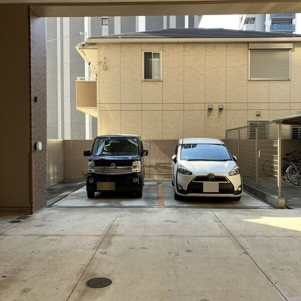 ブルームライフ新栄(旧:クレジデンス新栄)の駐車場