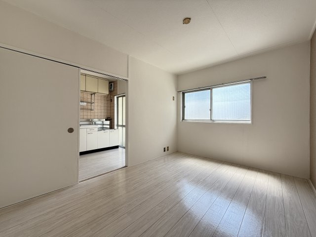 茜マンションの洋室