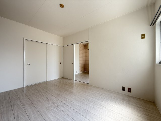 茜マンションの洋室