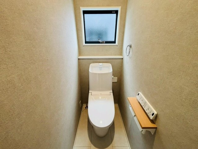 タマタウン　瑞穂市本田（本田小Ⅱ）　全3区画分譲のトイレ|超節水型の水洗トイレを標準採用。汚れが付きにくいコーティング加工で、いつでも清潔に保てる便座を装備。
