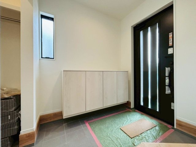 タマタウン　瑞穂市本田（本田小Ⅱ）　全3区画分譲の玄関|大容量のシューズ収納付きで玄関周りもすっきり！玄関ドアからの光が玄関ホールを明るくしてくれます。