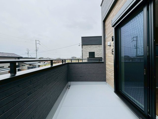 タマタウン　瑞穂市本田（本田小Ⅱ）　全3区画分譲のバルコニー|バルコニーは南向きで洗濯物もよく乾きます！強度と表面積硬度を持つFPRで防水しています。
