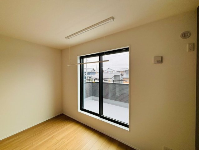 タマタウン　瑞穂市本田（本田小Ⅱ）　全3区画分譲の設備|バルコニーに続く窓には室内物干し付き。雨の日のお洗濯や取り込みも楽々です！