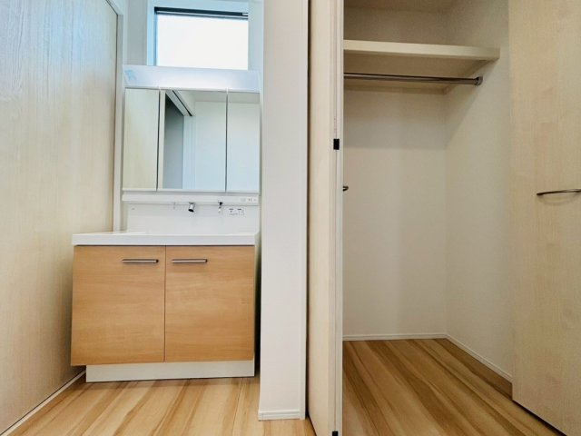タマタウン　瑞穂市本田（本田小Ⅱ）　全3区画分譲の独立洗面台|ミラー扉の内側がすべて収納スペースになっています。女性の目線で考えた使いやすさを備えています。