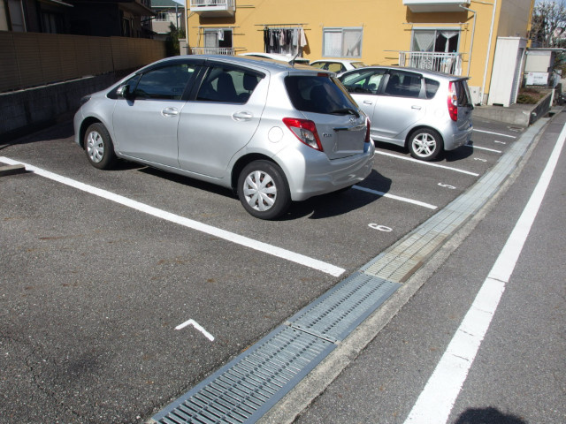 メゾン錦Ａの駐車場