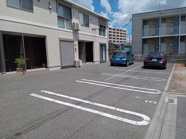 稲城市矢野口のアパートの駐車場
