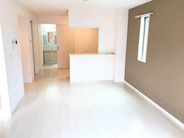 稲城市矢野口のアパートの居間・リビング