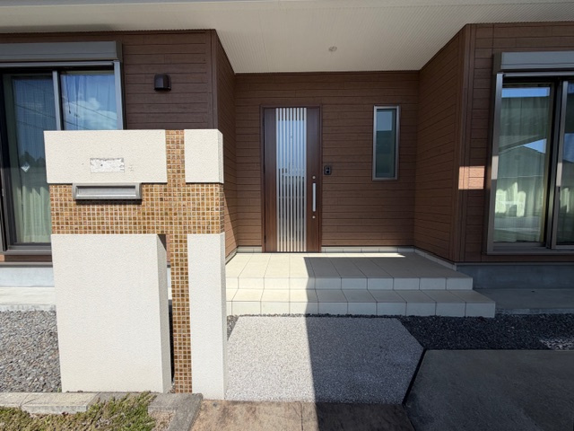 都城市五十町の中古一戸建の玄関