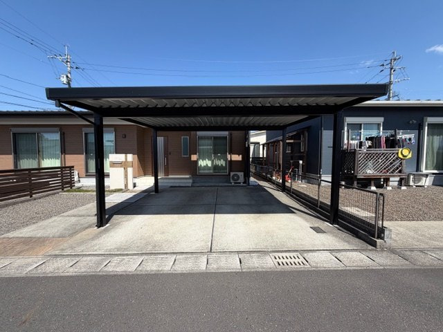 都城市五十町の中古一戸建の駐車場