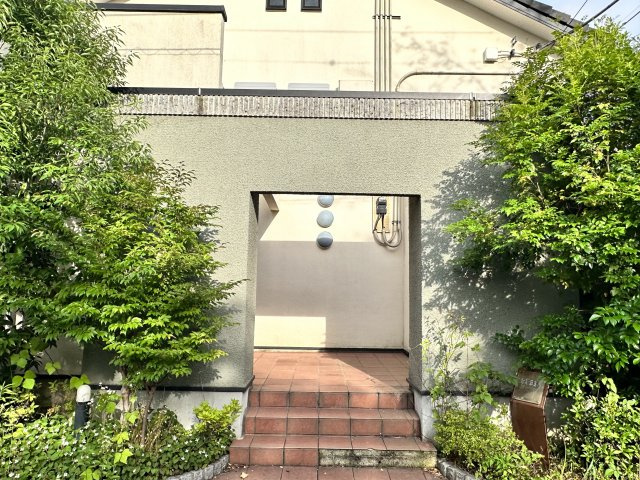 川崎市麻生区上麻生５丁目のアパートのエントランス