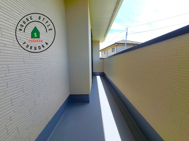 福岡市東区千早2丁目第5-2棟(2号棟)の外観：施工例|風をしっかりと感じられるバルコニーでは、毎日が洗濯日和です。広々としているので洗濯も楽しくなるでしょうし、気分転換にバルコニーからの眺めを楽しむのもいいでしょう。