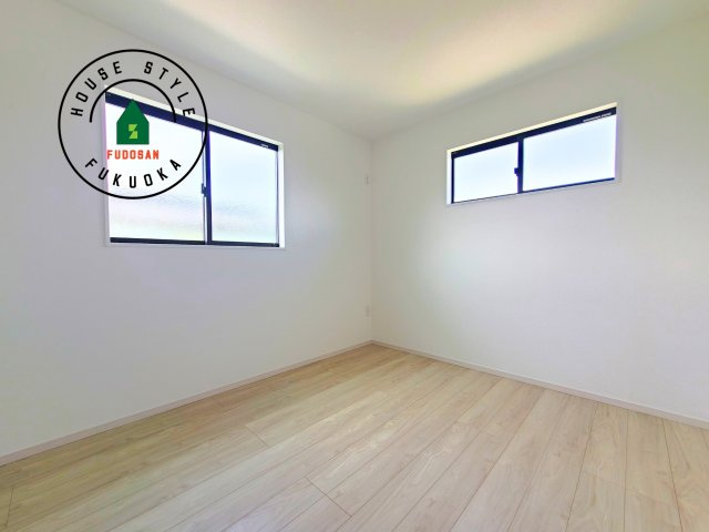 福岡市東区千早2丁目第5-2棟(2号棟)の内観：施工例|採光良好な洋室は全居室、複層ガラスの遮熱効果と断熱効果で、一年中快適に過ごせます。