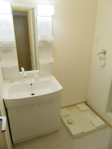 若葉Ｄの洗面所|明るい洗面所です