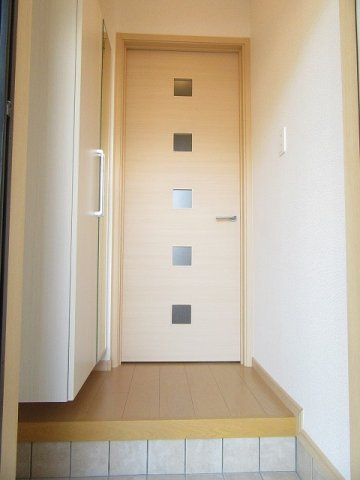若葉Ｄの玄関|収納もある玄関です