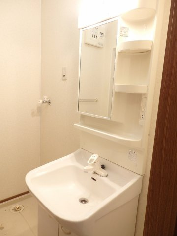 エクセレンテグリシーナⅠの洗面所|明るい洗面所です