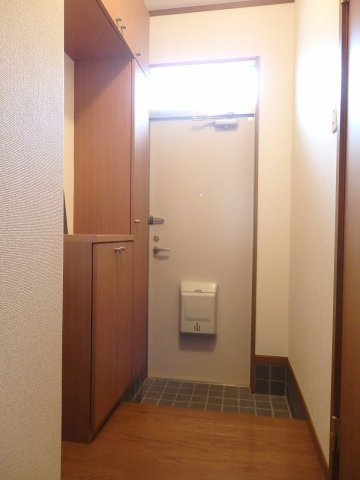 エクセレンテグリシーナⅠの玄関|収納もある玄関です