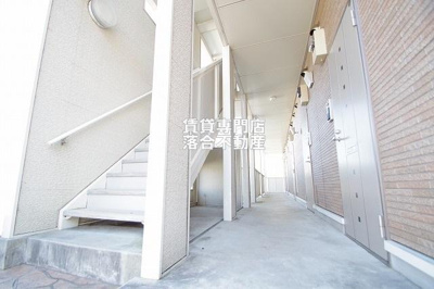 【エントランス】 | ライフ・スクウェア | 清潔なエントランス