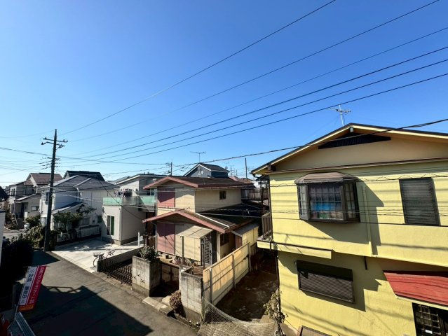 所沢市北中新築戸建　1号棟の前面道路含む現地写真|周囲に高い建物がなくのびやかな眺望が広がる心地よい住環境。窓を開ければ自然の風が通り抜け開放感ある暮らしを楽しめます。
