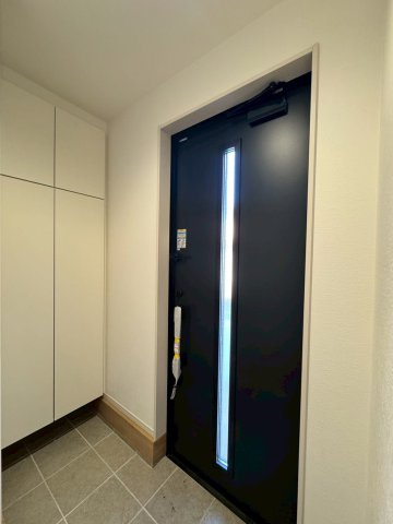 所沢市北中新築戸建　1号棟の玄関|家の第一印象を決めるエントランスはいつもキレイにしておきたいもの。そこで玄関にはご家族の靴等すっきりと整理できる収納スペースを確保しました！綺麗な玄関でお客様をお出迎えしましょう♪
