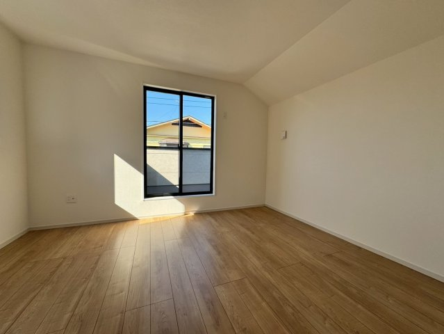 所沢市北中新築戸建　1号棟の洋室|すっきりとしたつくりで、どんなインテリアにも馴染む洋室。収納とのバランスもよく、日常生活が自然と整う使い勝手の良い一部屋です。
