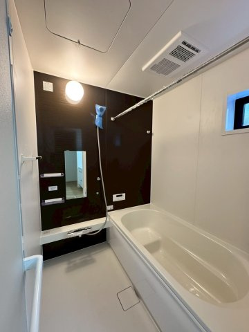 所沢市北中新築戸建　1号棟の浴室|浴室は追い炊き機能搭載で最後にお風呂に入る方にも快適なバスタイムをご提供！更に暖房乾燥機付きでバスタイムを快適にするだけでなく、雨の日の洗濯など入浴時以外の日々の生活を助ける、機能的なバスルームです
