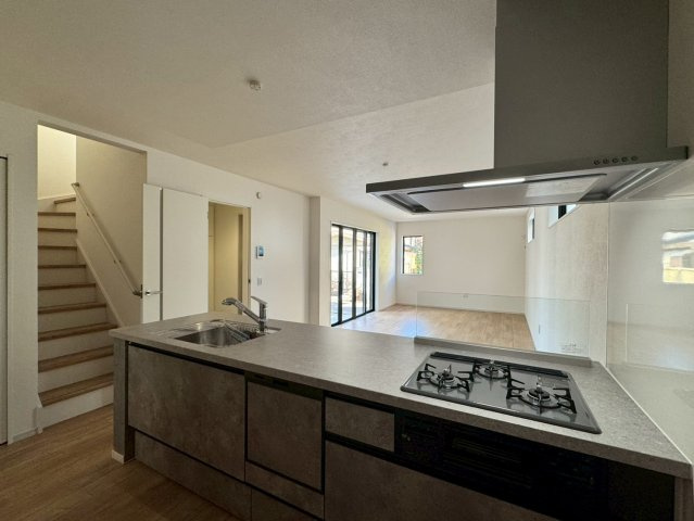 所沢市北中新築戸建　1号棟のキッチン|対面キッチン仕様になりお料理をしながらご家族との会話も楽しめます！また、小さなお子様の居るご家庭はお子様の様子を見ながら家事ができるので安心です！