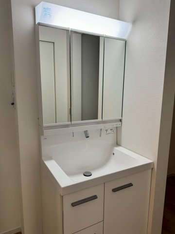 所沢市北中新築戸建　1号棟の独立洗面台|清潔感のある明るい雰囲気の洗面室です。ゆとりある洗面スペースで朝の身支度もスムーズに。
