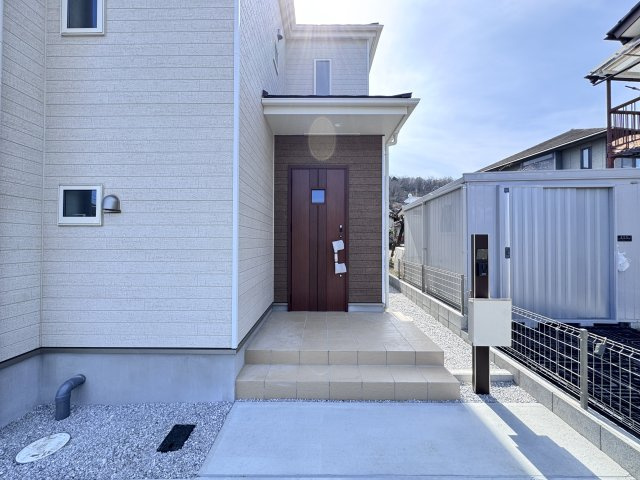 新築　高崎市石原町　Heartful　Town　1号棟の玄関|現地写真　ポストと一体型のTVモニターホンでセキュリティ安心！
