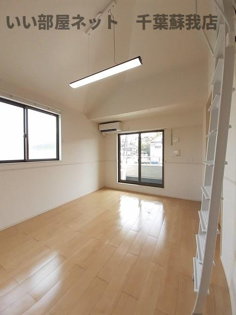 プレシャスガーデンの居間・リビング|小屋裏収納があるお部屋です♪