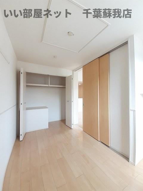 プレシャスガーデンの居間・リビング|開放的な寝室です