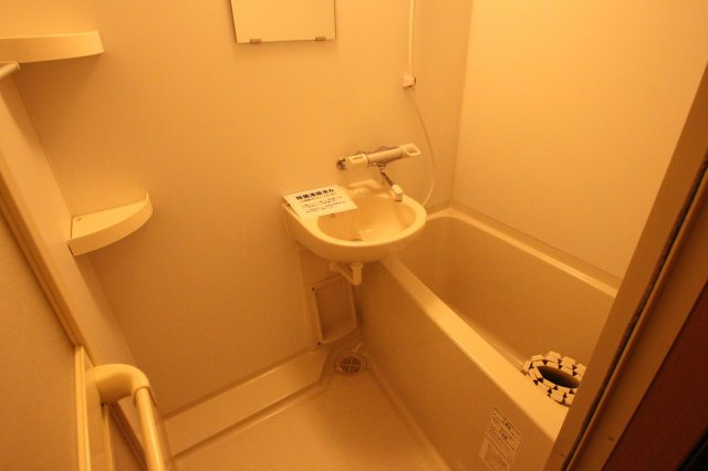 東大阪市宝持１丁目の賃貸マンションの浴室