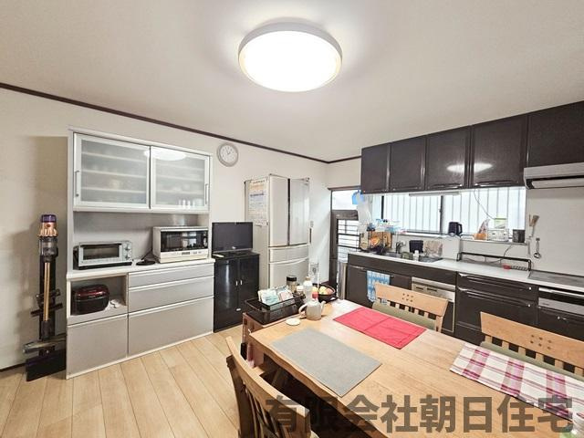 【居間・リビング】 | 加茂町猪尾中古戸建 | こちらのリビングで趣味の時間をお楽しみください