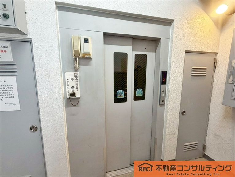 第1サン六甲道ハイツのエントランス