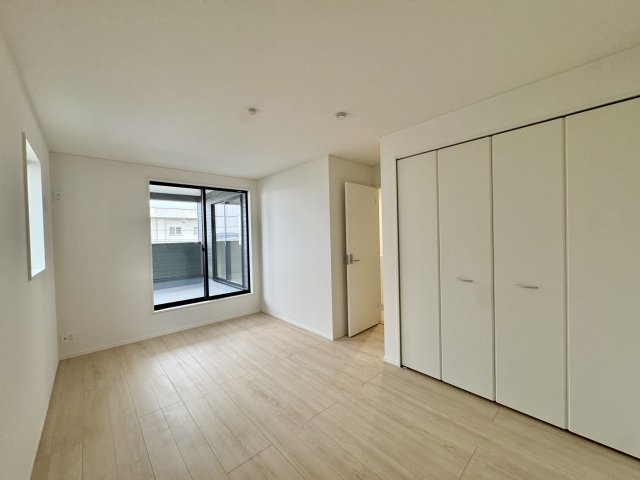 浜名区引佐町金指　第一　全3棟　3号棟の洋室|2F ８帖主寝室 たっぷりと入るクローゼットがあります。