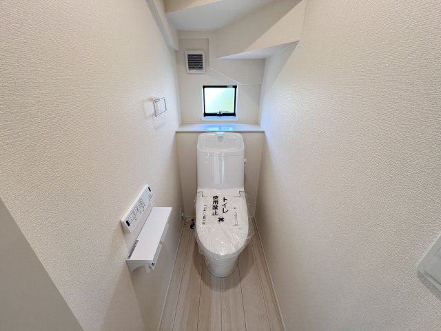新築　藤岡市森1期　LIGNAGE　１号棟のトイレ|　節水タイプのウォシュレット付きトイレ、水道料節約に一役買います！
