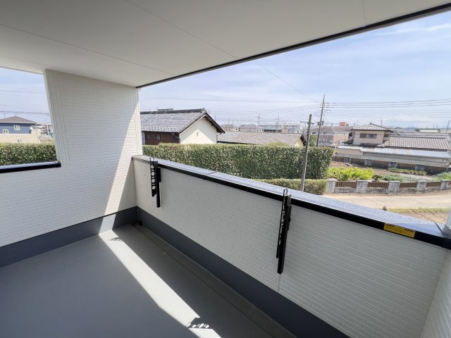 新築　藤岡市森1期　LIGNAGE　１号棟のバルコニー|　日当たりの良い広々バルコニー！どのお部屋からも行き来できます。							
