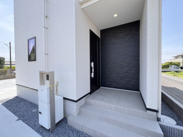 新築　藤岡市森1期　LIGNAGE　１号棟の玄関|　ポストと一体型のTVモニターホンでセキュリティ安心！
