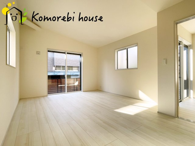 上尾市原市　新築一戸建て　ブルーミングガーデン　01の居間・リビング|清潔感あふれるホワイトフローリングのリビング。明るく爽やかな空間で、家族の毎日を彩ります。															