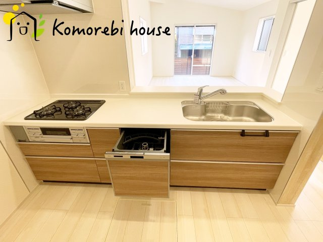 上尾市原市　新築一戸建て　ブルーミングガーデン　01のキッチン|食洗機や浄水器を備えた多機能キッチン。広がりある空間で、家族と会話を楽しみながら料理ができるカウンターキッチンです															