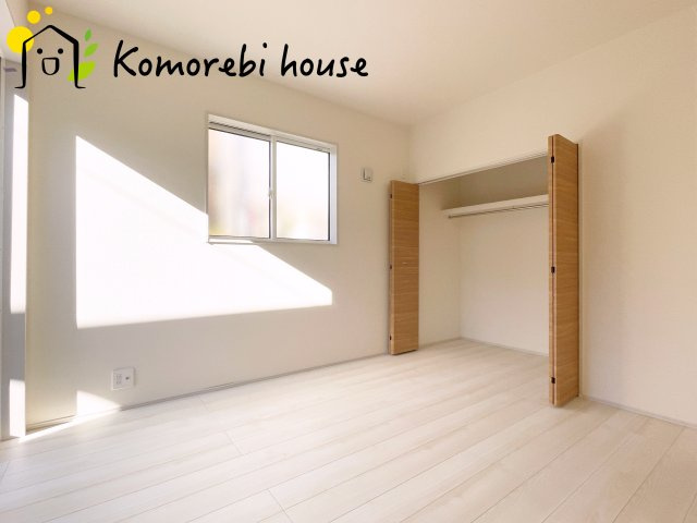 上尾市原市　新築一戸建て　ブルーミングガーデン　01の洋室|収納力があるクローゼット付きで、洋服や小物を一箇所に集約。暮らしの動線が整い、片付けがラクになります。															